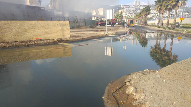 אגם השמן מחוץ למפעל שבו היתה שריפה בחיפה ()
