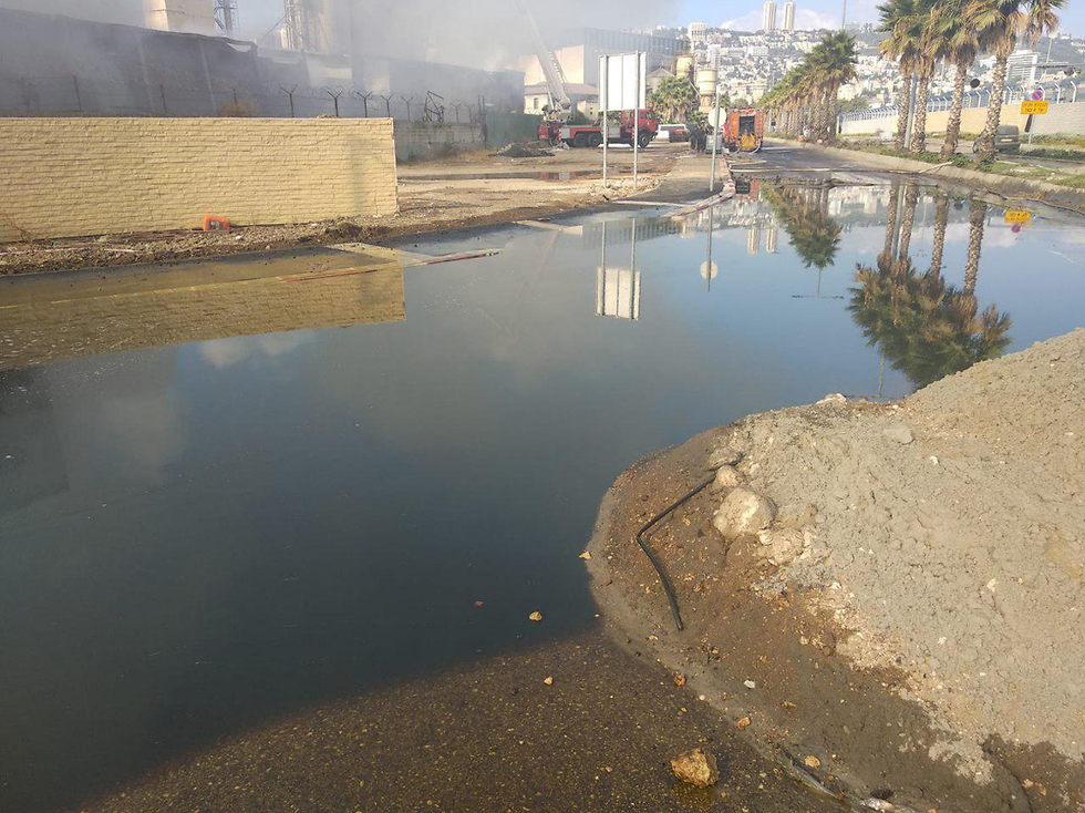 אגם השמן מחוץ למפעל שבו היתה שריפה בחיפה ()