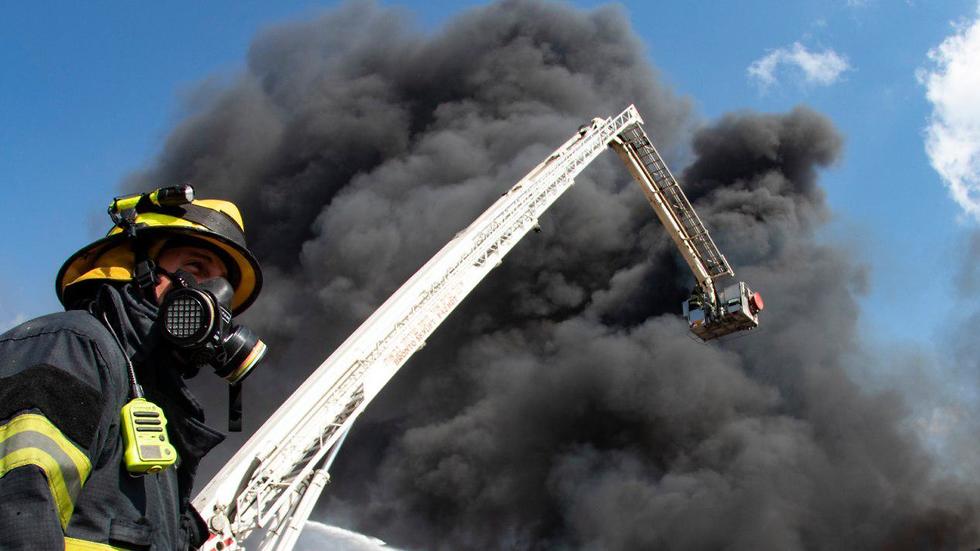 Тушение пожара на заводе "Шемен" в Хайфе. Фото: Гиль Нехуштан (צילום: גיל נחושתן)