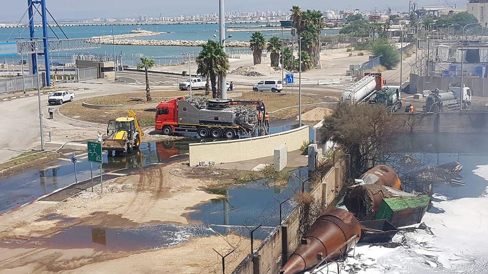 העבודות לייבוש השמן בכניסה לנמל לאחר השריפה במפעל בחיפה (צילום: דוברות כבאות והצלה)