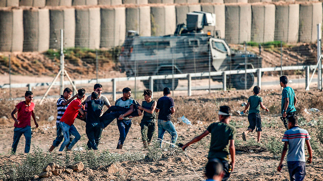 Palestinians clash with IDF troops along the Israel-Gaza border Friday (Photo: AFP) (Photo: AFP)