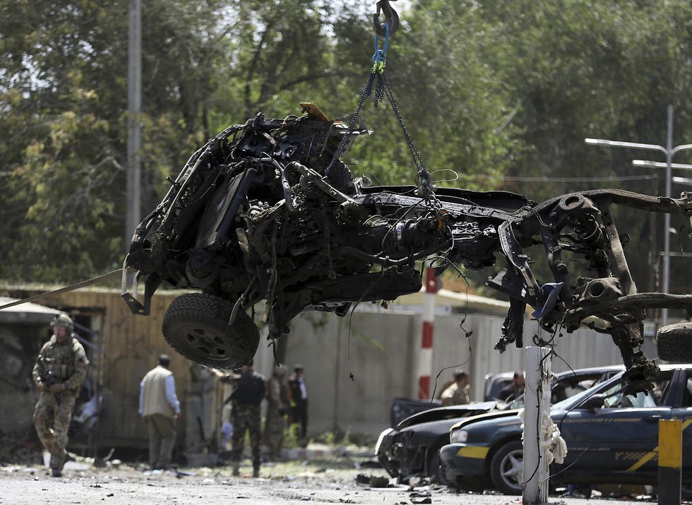 זירת פיגוע בקאבול (צילום: AP)