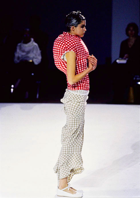 שמלה של קום דה גרסון מקולקציית Body Meets Dress, Dress Meets Body מאביב-קיץ 1997, אשר בזמנו קראה תיגר על פרופורציות הגוף באמצעות "השתלה" של בליטות (צילום: Guy Marineau © )