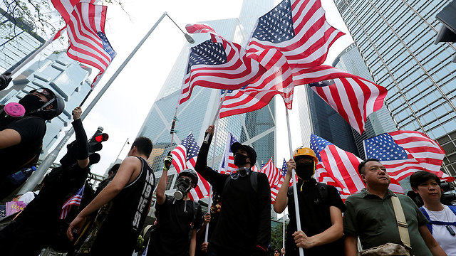 מפגינים  הפגנה הונג קונג שגרירות ארה