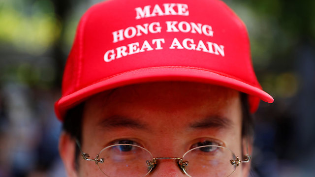 מפגינים  הפגנה הונג קונג שגרירות ארה