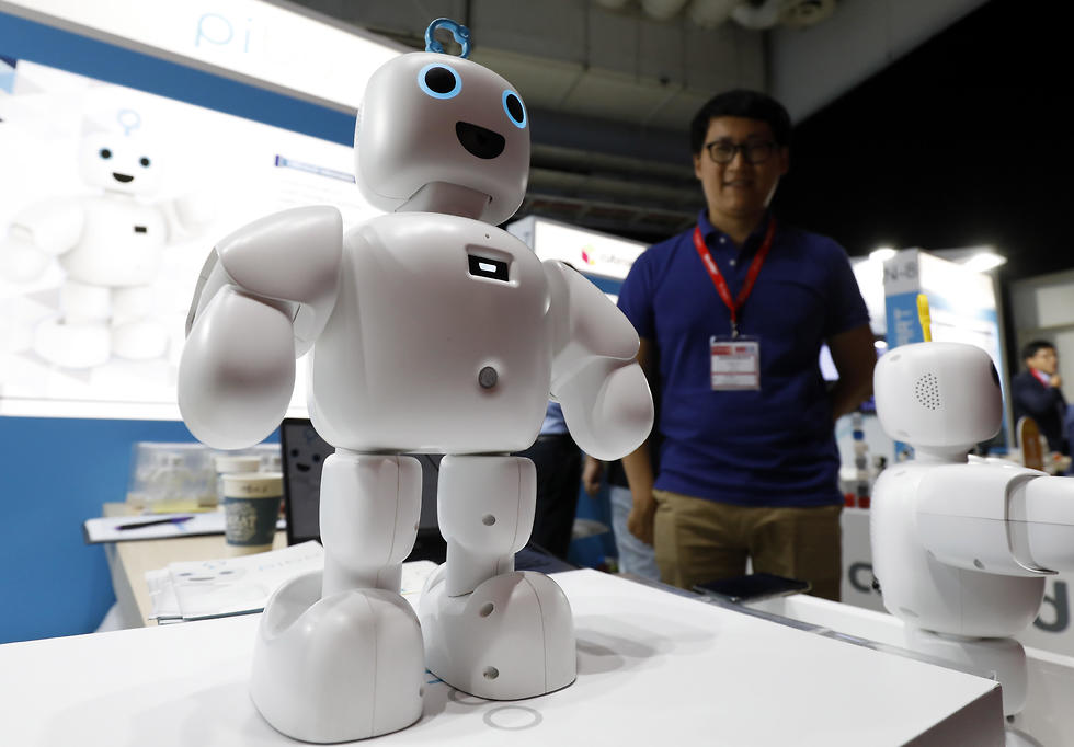 הרובוט הרובוט Pibo  (צילום: EPA)