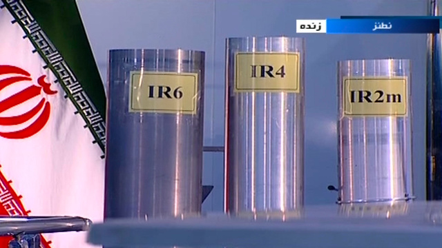 בהרוז קמלבאנדי דובר סוכנות הגרעין של איראן מציג צנטריפוגות (צילום: AP)