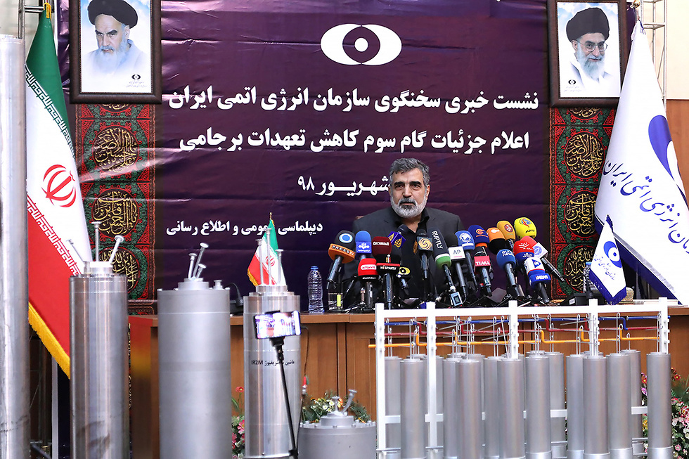 בהרוז קמלבאנדי דובר סוכנות הגרעין של איראן מציג צנטריפוגות (צילום: MCT)