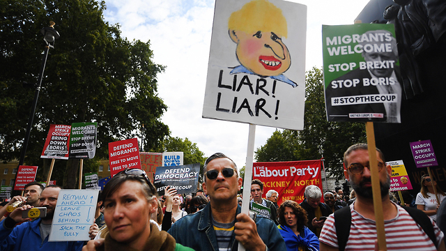 מתנגדי ברקזיט הפגנות לונדון בריטניה (צילום: EPA)