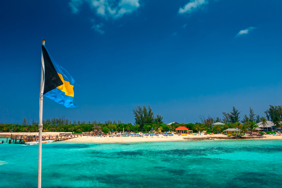 דגל איי בהאמה על החוף (צילום: Shutterstock)