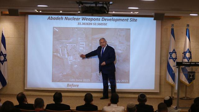 Нетаниягу демонстрирует фото ядерного объекта в Абаде. Фото: Алекс Коломойский (Photo: Alex Kolomoisky)
