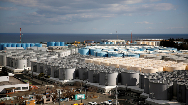 מיכלי אחסון מים רדיואקטיביים רדיואקטיביות ב כור ב פוקושימה יפן  (צילום: רויטרס)