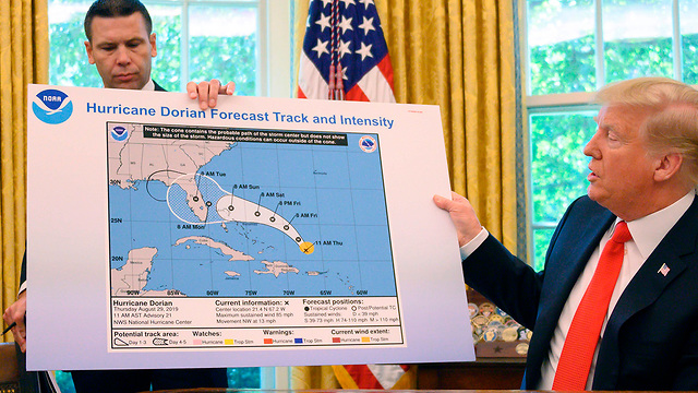 דונלד טראמפ מציג מפה  הוריקן דוריאן אלבמה ארה