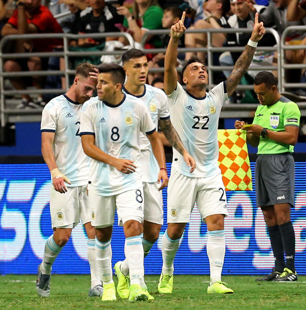 שחקני נבחרת ארגנטינה חוגגים (צילום: AFP)