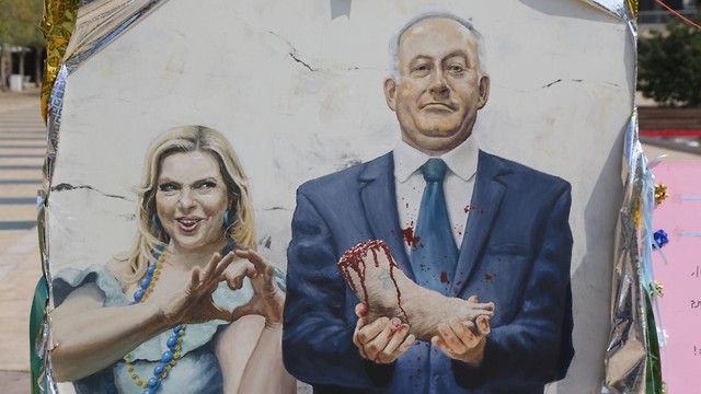 הדיוקן של ראש הממשלה בנימין נתניהו ורעייתו שרה בכיכר הבימה (צילום: מוטי קמחי)