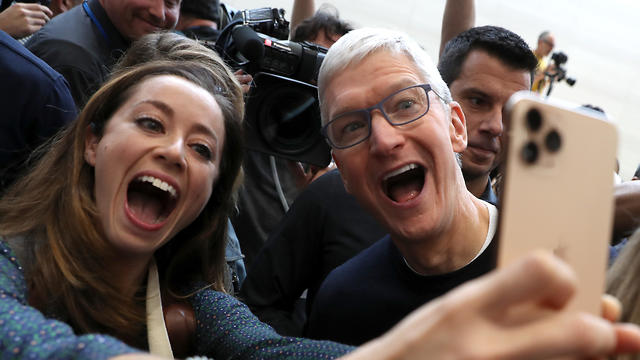 טים קוק בהשקת האייפונים החדשים (צילום: Getty Images)