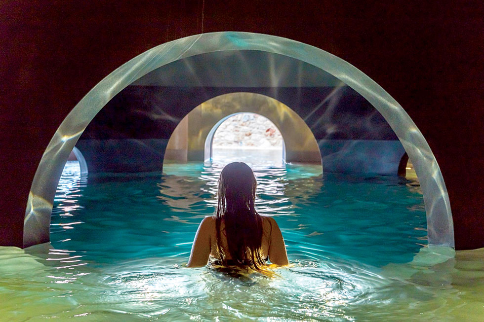 "להיוולד מחדש". הבריכה הפנימית במלון הספא "אופוריה ריטריט" ביוון  (צילום: מלון אופוריה)