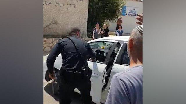 פעוט ילד נעל את עצמו נעול ברכב אוטו רכב ב אופקים חולץ משטרה משטרת ישראל ()