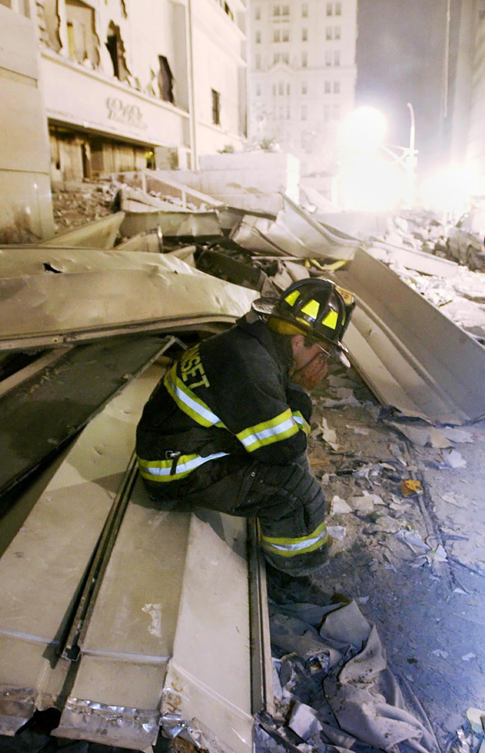 ארכיון 11.9.2001 כבאי יושב ב הריסות מגדלי התאומים ב 11 בספטמבר (צילום: AFP)