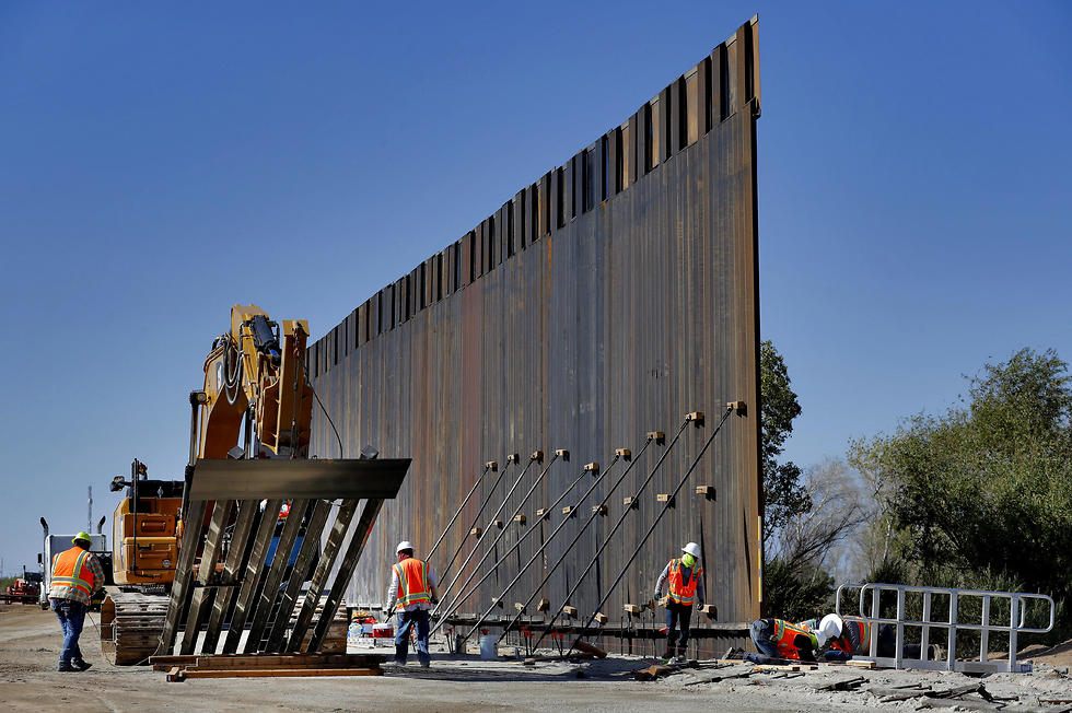 בניית הגדר בגבול עם מקסיקו במסגרת מימון הצבא, באזור אריזונה (צילום: AP)