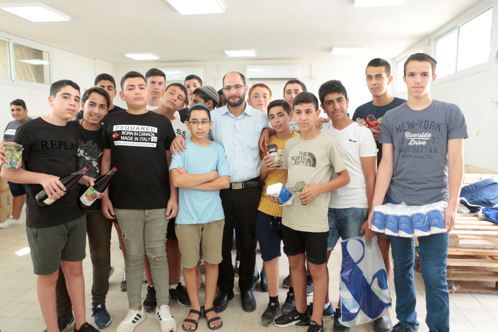 ישראל אוחיון ותלמידיו במסגרת התנדבות "במרכז חסד" (צילום: תומר שונם הלוי)