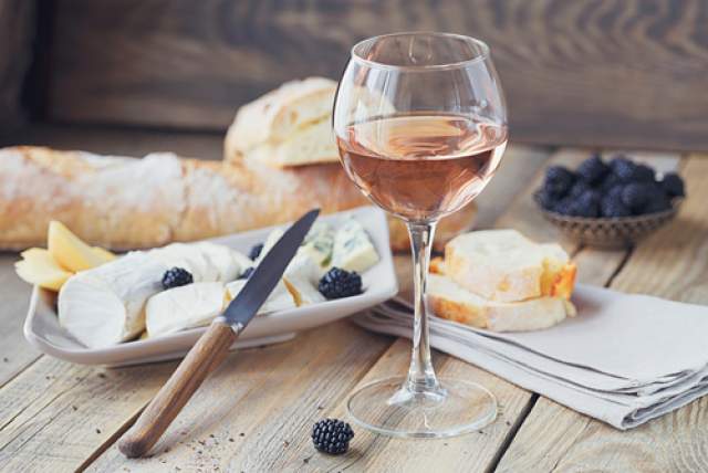 К сырам подают белые вина. Фото: shutterstock