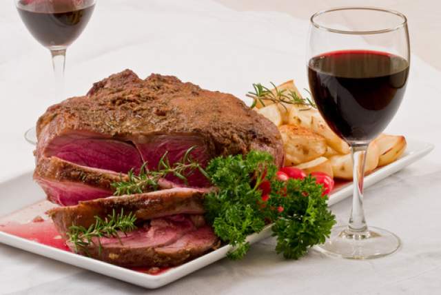 Чем интенсивнее вкус мяса и его соуса, тем богаче должен быть вкус вина. Фото: shutterstock