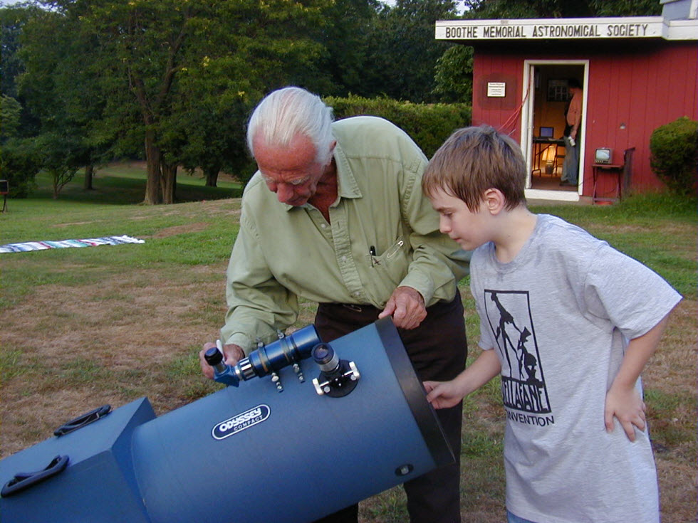 ג'ון דובסון בוחן טלסקופ שנבנה על ילדים על פי הוראותיו.  (צילום: Stacy David Sevarn)