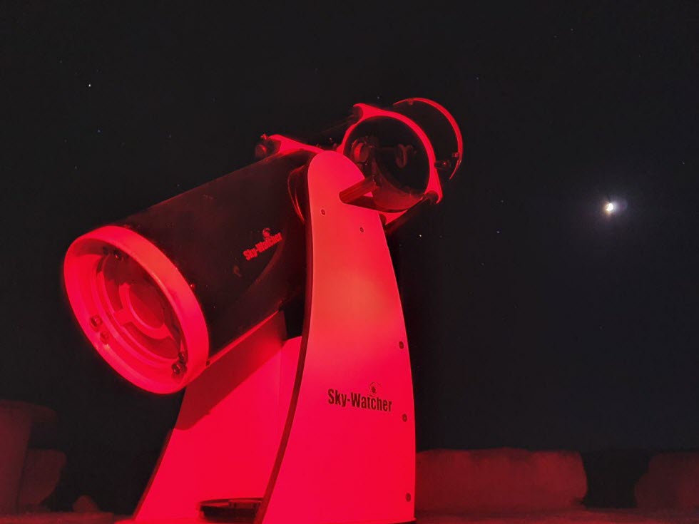 טלסקופ דובסוני של חברת Sky-Watcher שיוצר בשנים האחרונות.   (צילום: משה גלנץ, שירת הכוכבים)