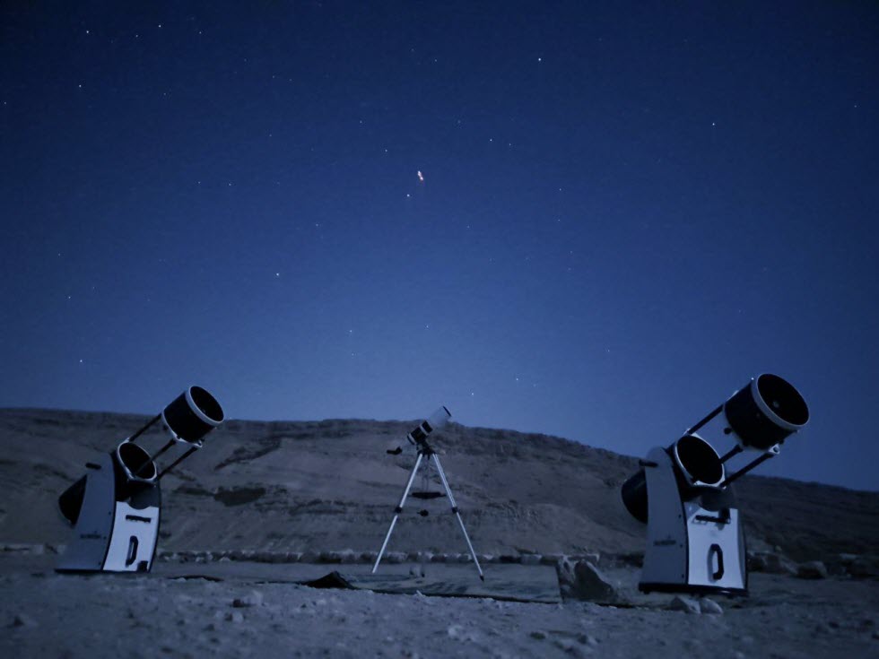 תצפית כוכבים במדבר עם טלסקופים דובסוניים. ללא חלומו של ג'ון הטלסקופים היו נשארים רק לחוקרי החלל.  (צילום: משה גלנץ, שירת הכוכבים)
