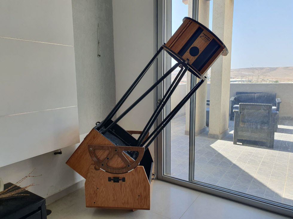 טלסקופ דובסוני מקצועי בקוטר 14.5 אינצ' שנבנה בעבודת יד על בסיס הידע ששיתף ג'ון דובסון.  (צילום: משה גלנץ, שירת הכוכבים)