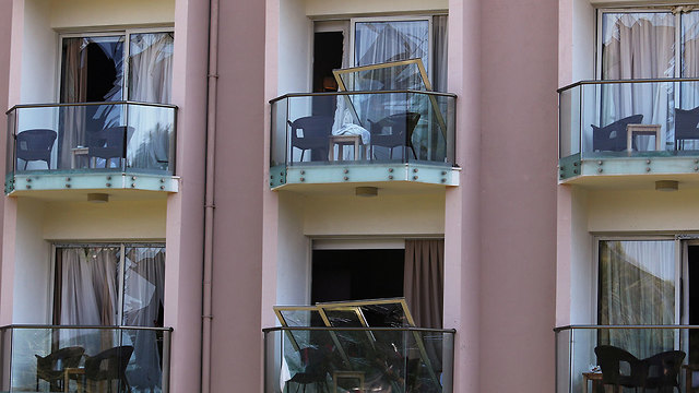תיירים ב מלון נפצעו פיצוצים ב בסיס של צבא טורקיה בעיר קירניה צפון קפריסין (צילום: רויטרס)