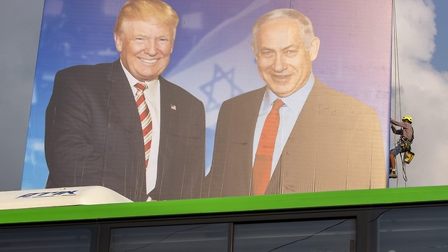  Donald Trump on Netanyahu's election campaign billboard (Photo: AP)
