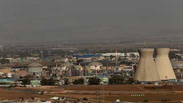 Заводы Хайфского залива, работающие с горючими веществами. Фото: Эльад Гершгорн