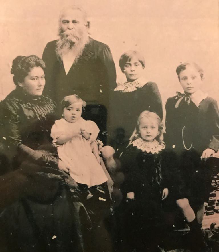 Барон Устинов с женой и детьми. Репродукция: Леон Левитас