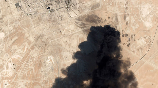 תיעוד לוויין תקיפה ב מתקן נפט באבקיק סעודיה (צילום: AP)