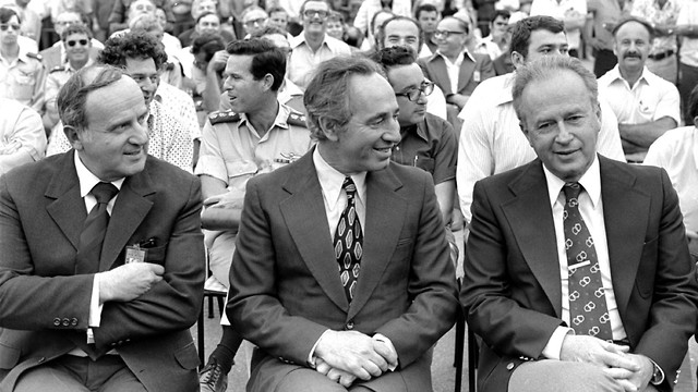 Yitzhak Rabi (left) and Shimon Peres (center) (Photo: Government Press Office)