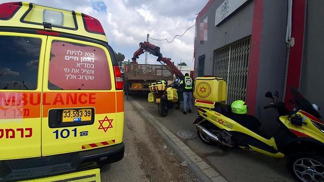 תאונה תאונת עבודה פועל כ בן 50 נהרג מת משאית ב חיפה  (צילום: דוברות מד