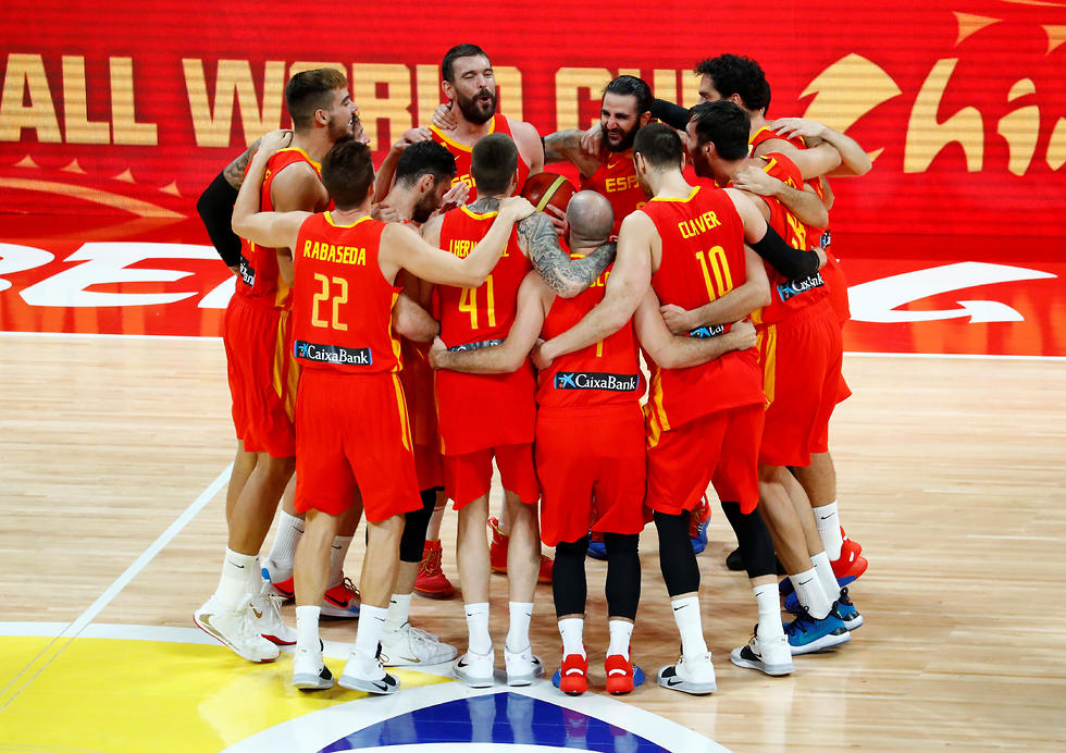 נבחרת ספרד חוגגת (צילום: רויטרס)