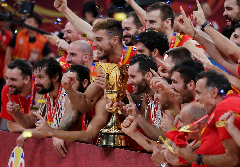 נבחרת ספרד הנפה (צילום: רויטרס)