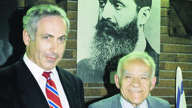 Биньямин Нетаниягу в начале политической карьеры вместе с Ицхаком Шамиром. Фото: Меир Партуш