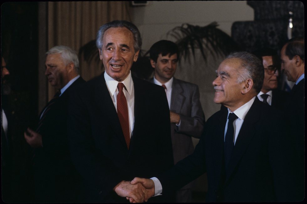 Shimon Peres (left) and Yitzhak Shamir (right) (Photo: David Rubinger)