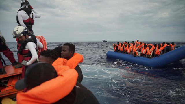 מהגרים מ אפריקה ב איטליה ספינת סיוע אושן ויקינג יורדים ל אי למפדוזה (צילום: AP)