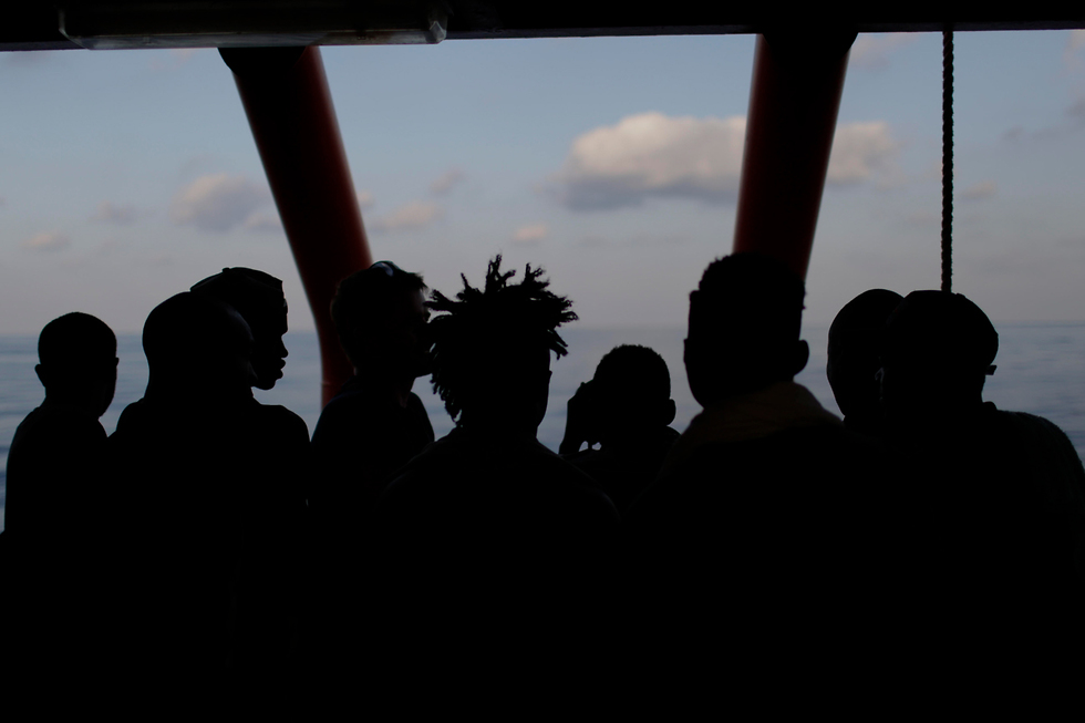 מהגרים מ אפריקה ב איטליה ספינת סיוע אושן ויקינג יורדים ל אי למפדוזה (צילום: AP)
