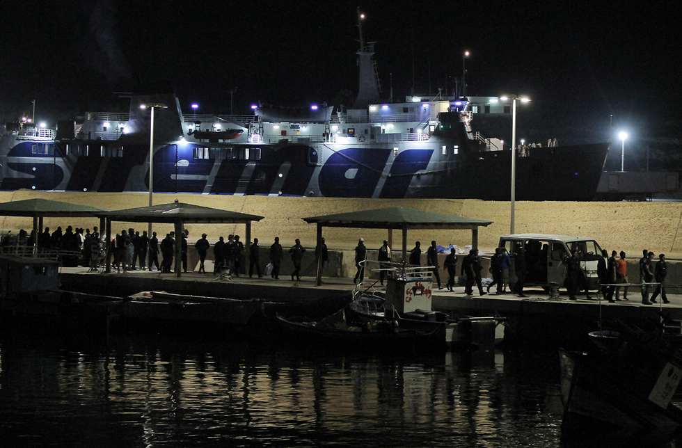 מהגרים מ אפריקה ב איטליה ספינת סיוע אושן ויקינג יורדים ל אי למפדוזה (צילום: רויטרס)