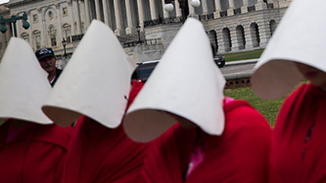 נשים באדום סיפורה של שפחה מחאה גבעת הקפיטול קונגרס בגלל הצעת חוק הבריאות של הרפובליקנים (צילום: EPA)