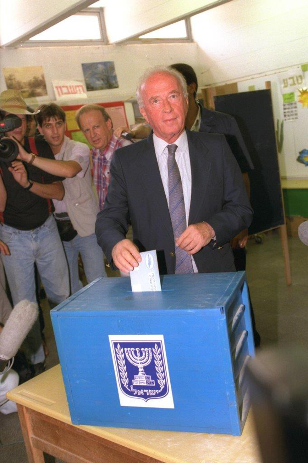 Yitzhak Rabin voting in the 1992 elections (Photo: Ziv Koren)