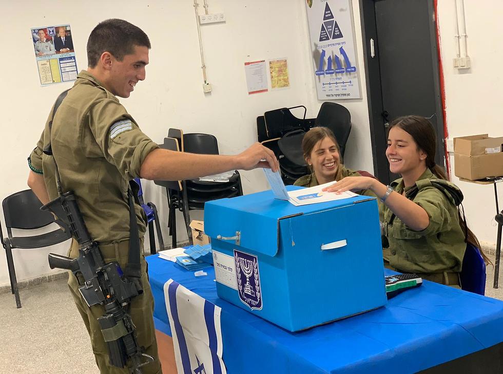 IDF soldiers voting in Tuesday's elections (Photo: IDF Spokesperson's Unit)