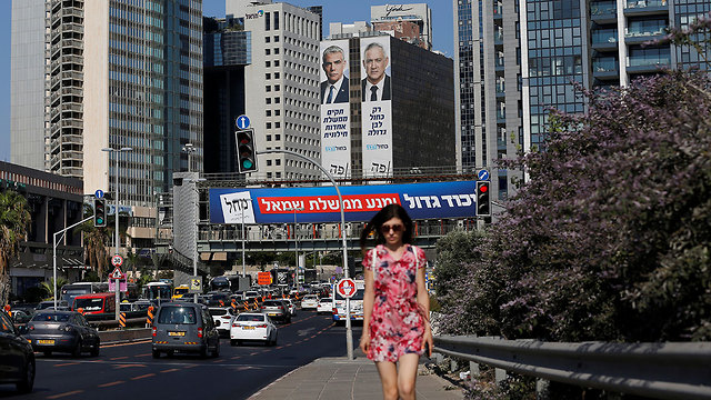 שלט בחירות ב תל אביב  (צילום: רויטרס)