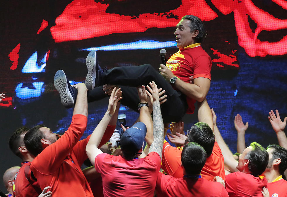 ככה יעשה לאיש שהוביל את נבחרת ספרד לזכייה בגביע העולם (צילום: רויטרס)